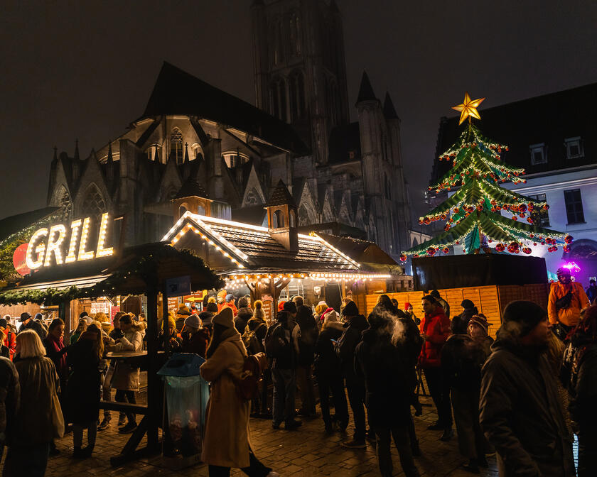Les gens au marché de Noël de Gand