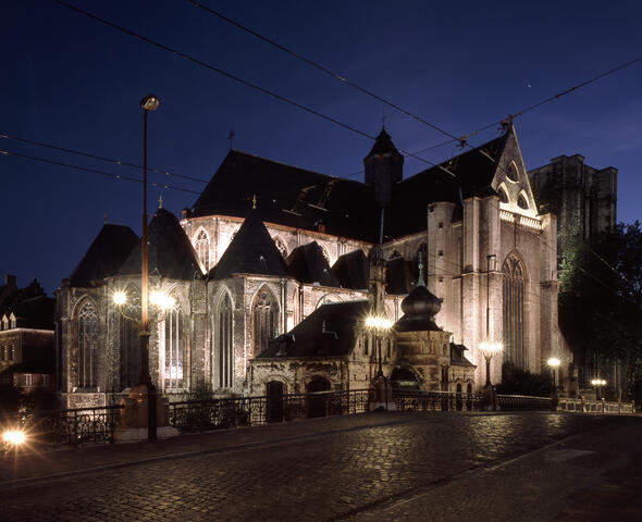 Verlichte Sint-Michielskerk bij avond vanop de Sint-Michielsbrug
