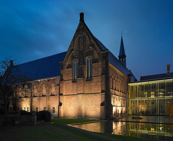 Verlichte gevel van het oude en nieuwe gedeelte van het stadsmuseum van Gent