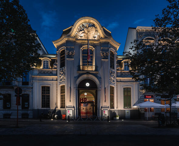 Imposante façade du Handelsbeurs sur le Kouter à Gand au crépuscule