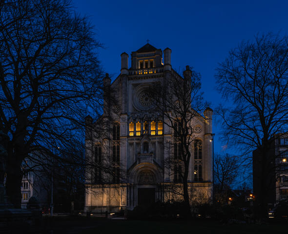 De prachtige gevel van de Sint-Annakerk in Gent, prachtig verlicht bij valavond