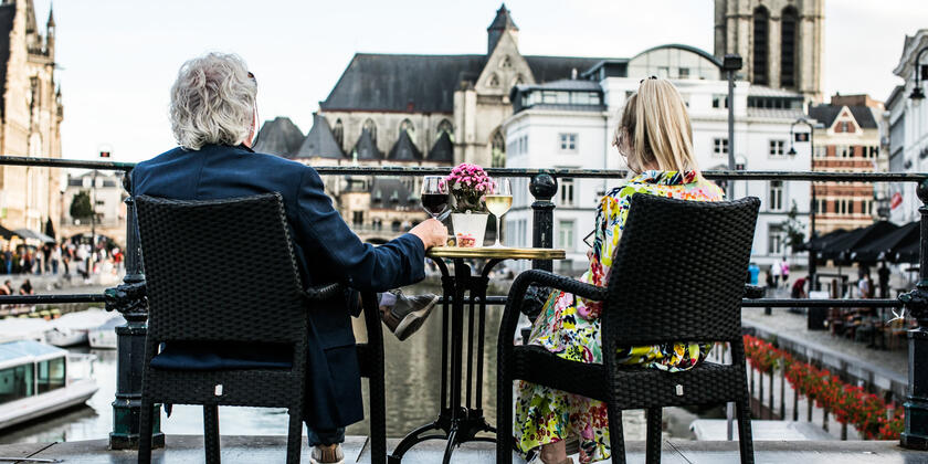 Couple sur une terrasse au Graslei et Korenlei à Gand