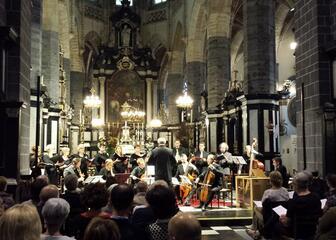 Cydonia Barocca Festival, Concert met koor, strijkers en dirigent in Sint-Jacobskerk, zicht vanuit publiek.