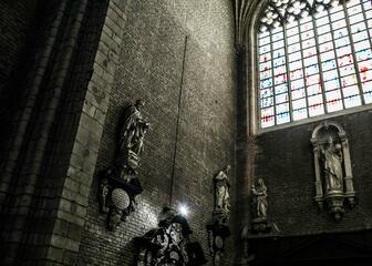 Lichtinval door de glasramen in de Kathedraal.
