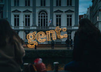 mensen die kijken naar een lichtconstructie van Gent