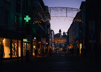 de winkelstraten die s' avonds verlicht zijn met kerstverlichting