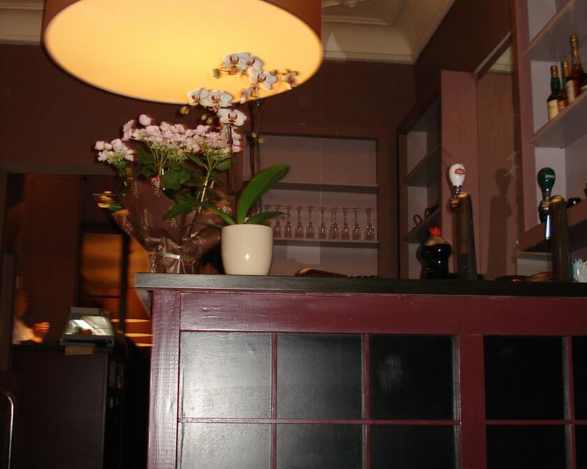 Zicht op toog van Japans restaurant, in zwart en bordeaux.