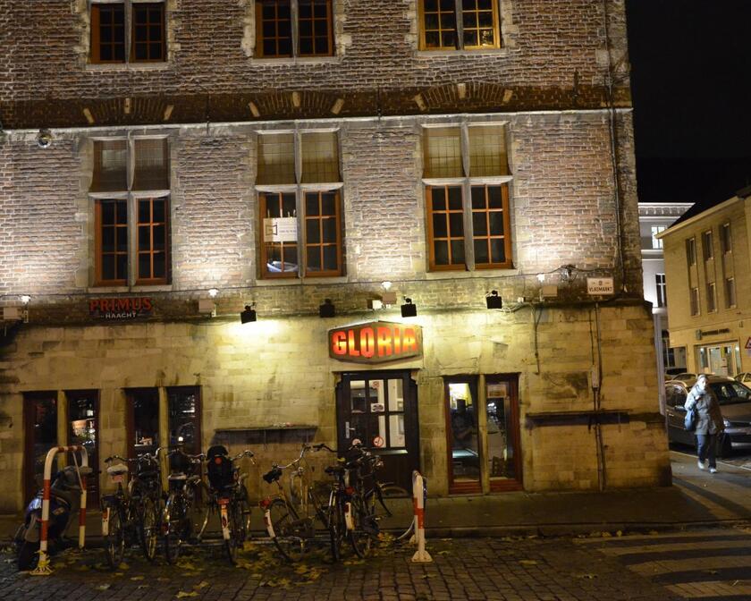 Café Gloria in bleke zandsteen, op de hoek van de Vlasmarkt en de Belfortstraat.