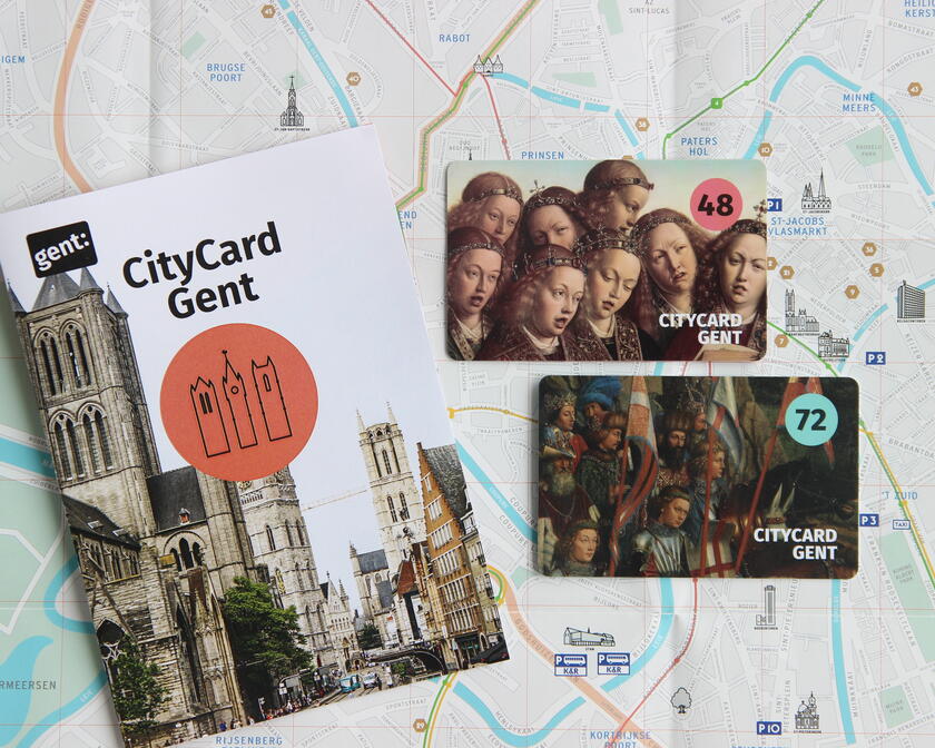 Stadsplan van Gent met waarop de stadsgids en citycards (48 uur + 72 uur) liggen.