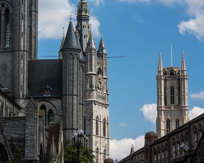 Close-up des trois tours : la tour de l'Eglise Saint-Nicolas, du beffroi et de la cathédrale Saint-Bavon