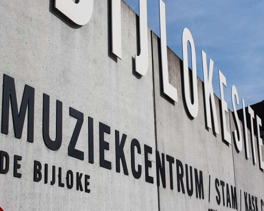 Een artistieke foto van het logo van muziekcentrum De Bijloke. 