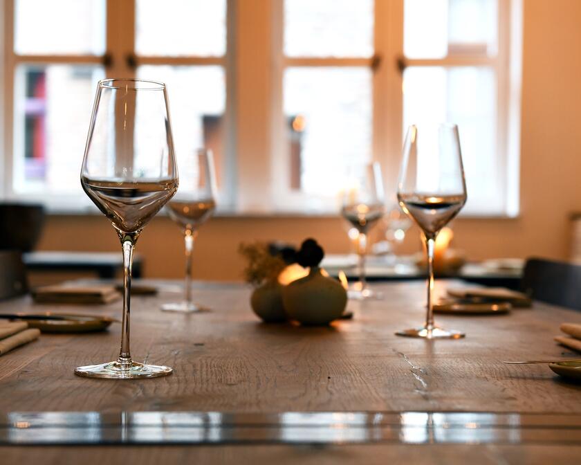 gedekte tafel met wijnglazen in een restaurant