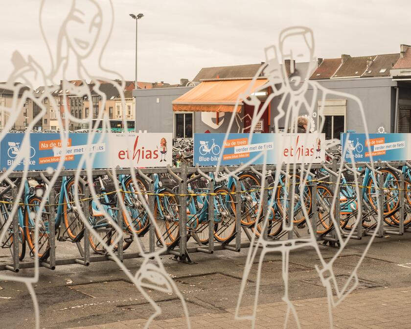 Fietsrekken blue-bike op parking Dampoort station