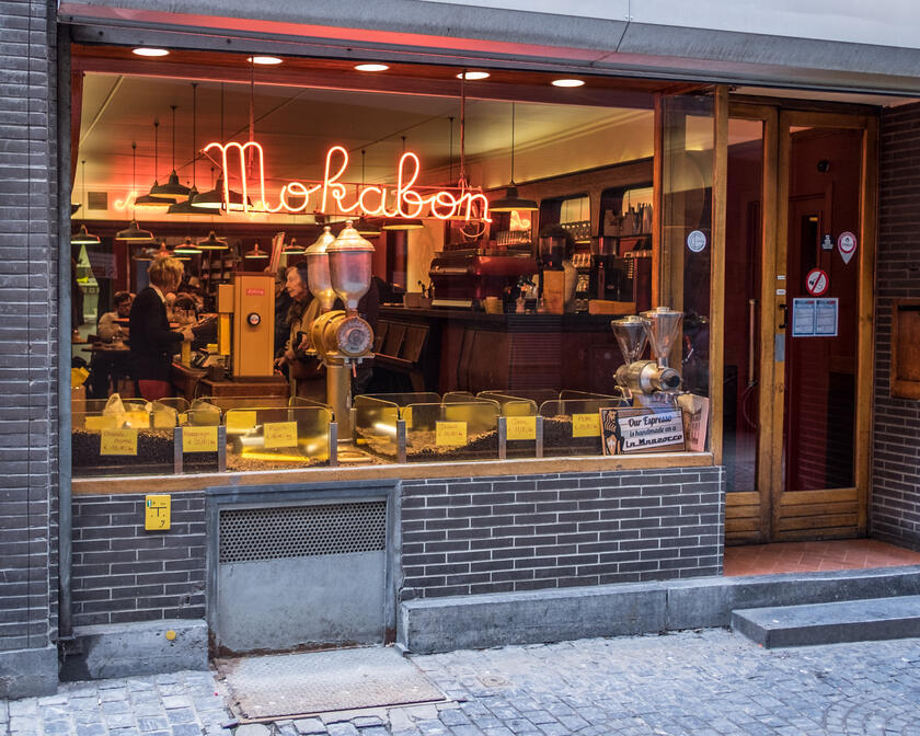 Iconisch koffiehuis in de Donkersteeg met selectie koffiebonen en koffiemolen.