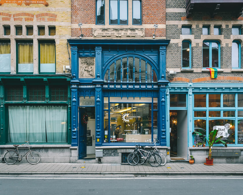 In het blauw geschilderde houten winkelpui van de platenwinkel met koffiebar Consouling Store.