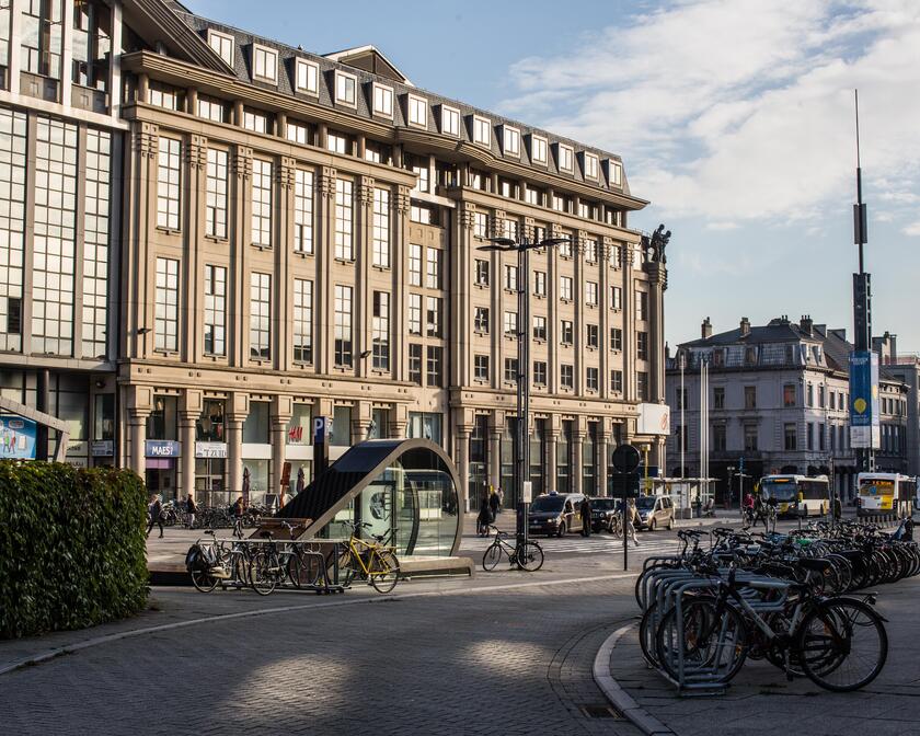 De gevel van het Gentse shoppingcenter Zuid. Deze is beige van kleur en heeft hoge langwerpige ramen. 