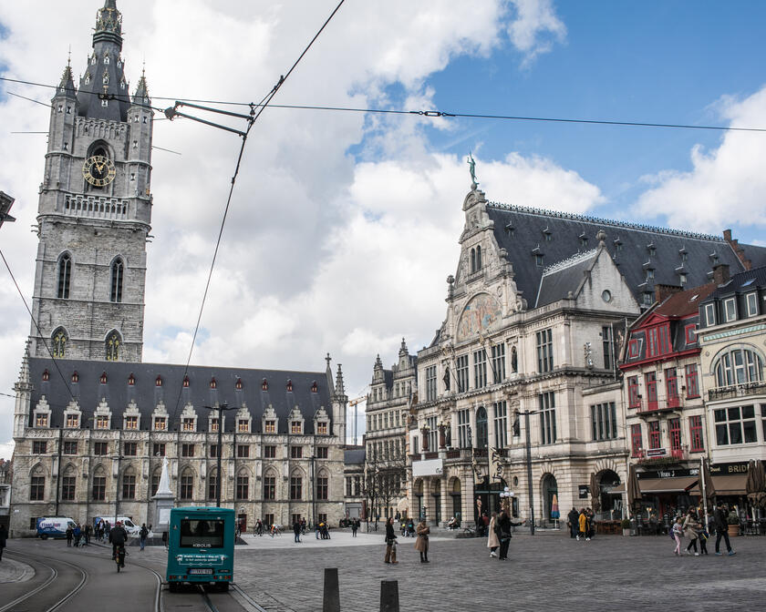 Sint-Baafsplein met het Belfort op de achtergrond.