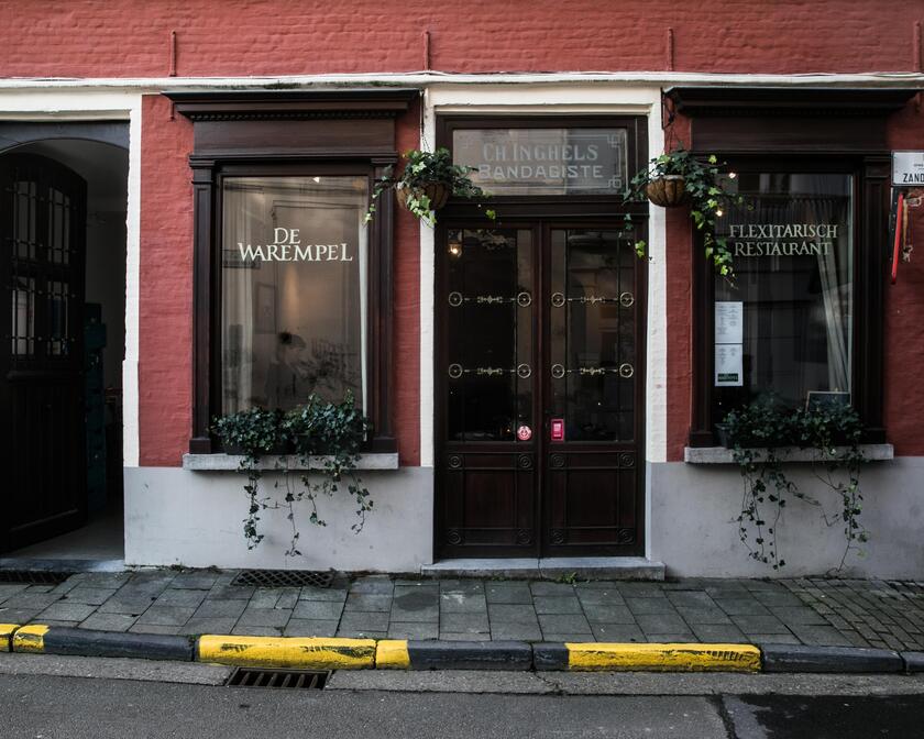 Buitenzicht flexitarisch restaurant De Warempel, geschilderd in oudroze.