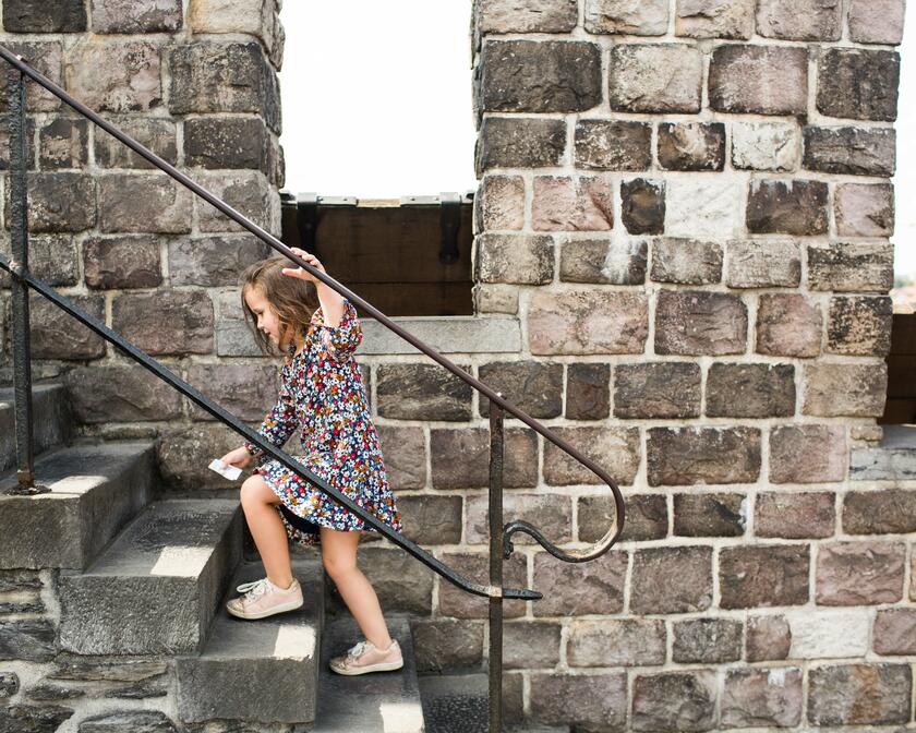 Kindje beklimt de trappen in het Gravensteen.
