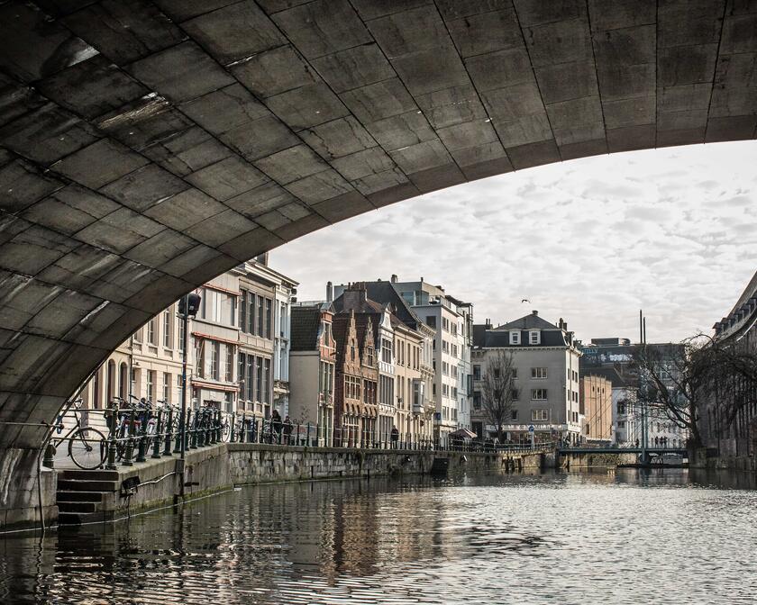 Zicht op Predikherenlei en het Pand vanonder de St-Michielsbrug