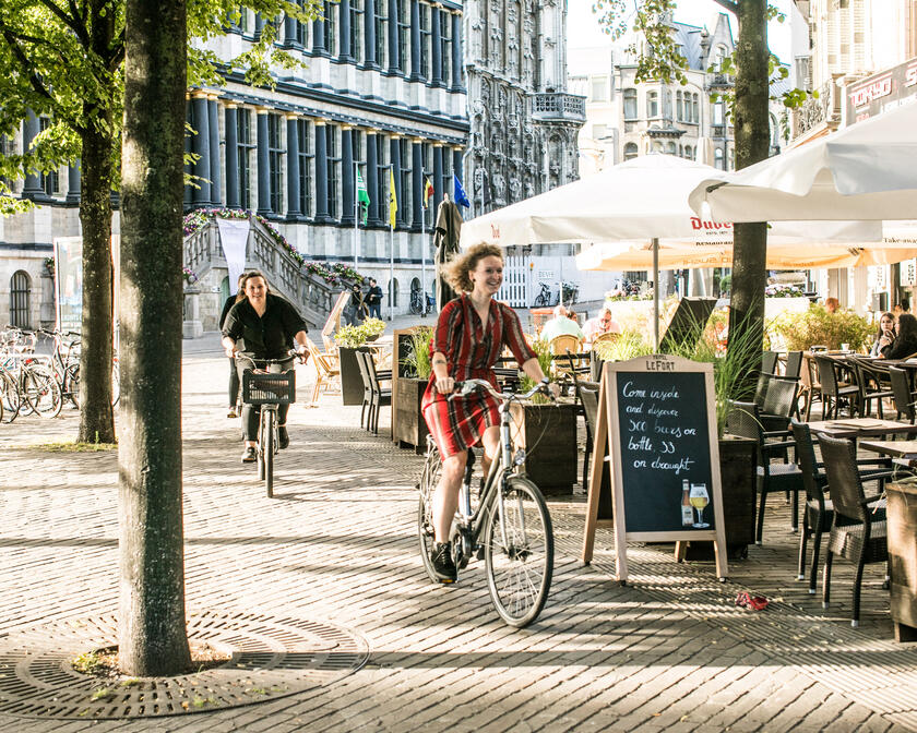 fietsers aan het stadhuis op een zonnige dag