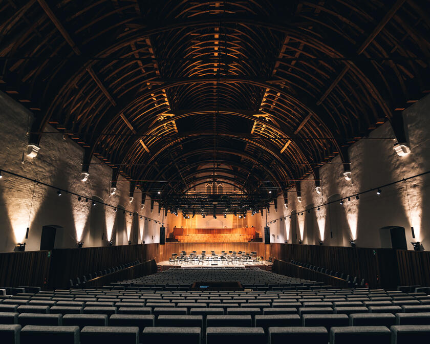 Binnenkant van de concertzaal met zicht op het podium