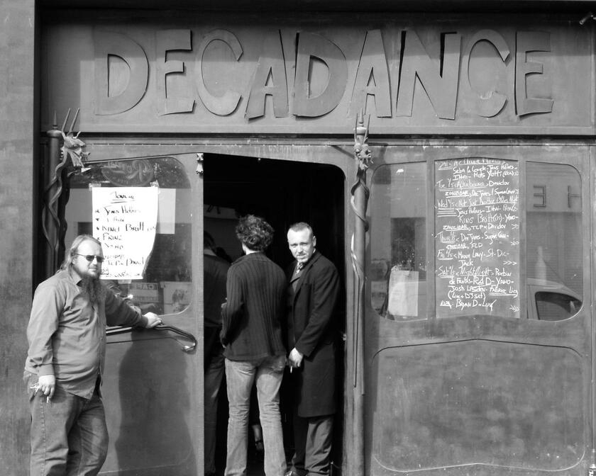 Zwart wit foto van Decadance club in de Overpoortstraat