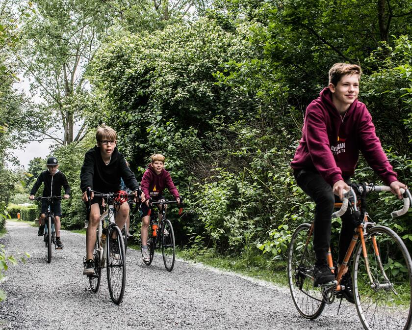 jongeren aan het fietsen in de blaarmeersen