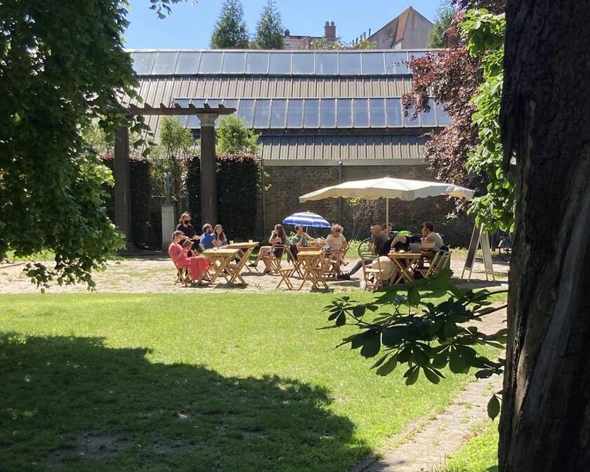 Zicht op terras in park