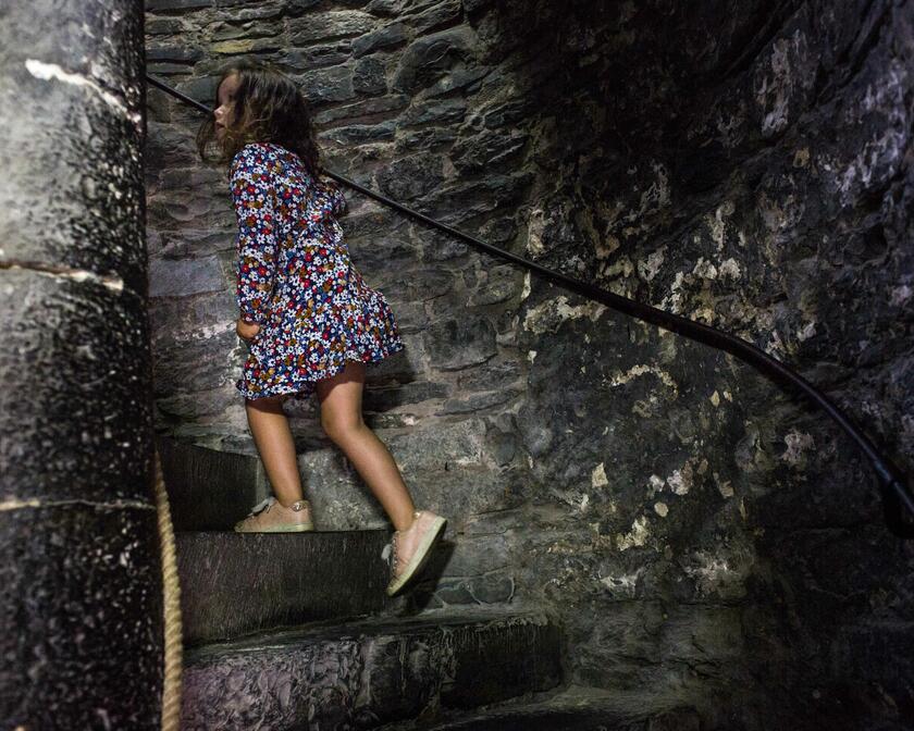 Meisje beklimt trappen in Gravensteen