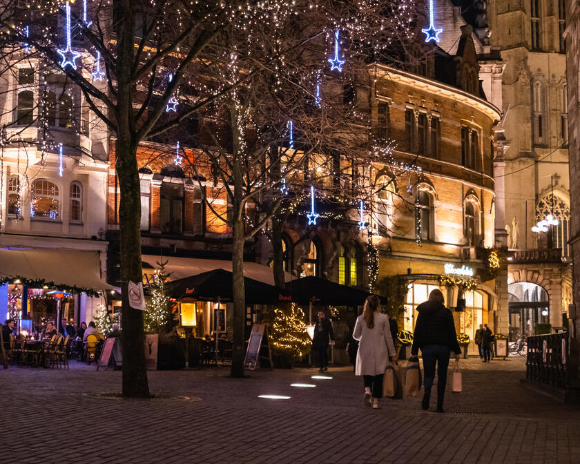 Mensen aan het shoppen in de verlichte binnenstad