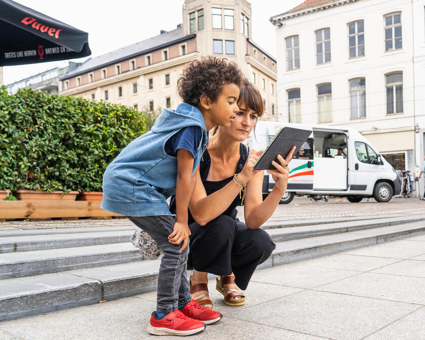 Gezin speelt het Draakje Fosfor spel in de stad