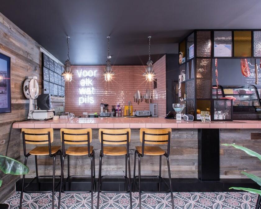 El corazón de la cafetería: el largo mostrador de azulejos con los 15 grifos a la izquierda