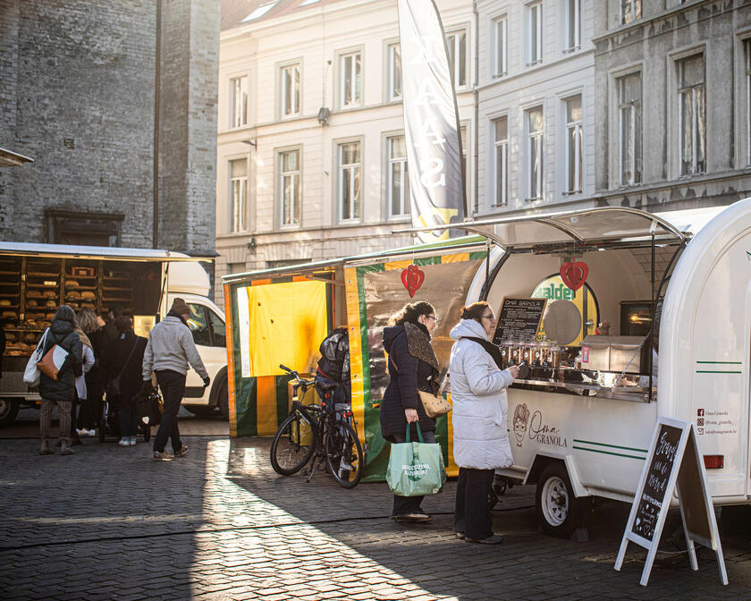 Markt voor ver­se voe­ding op het Sint-Michielsplein