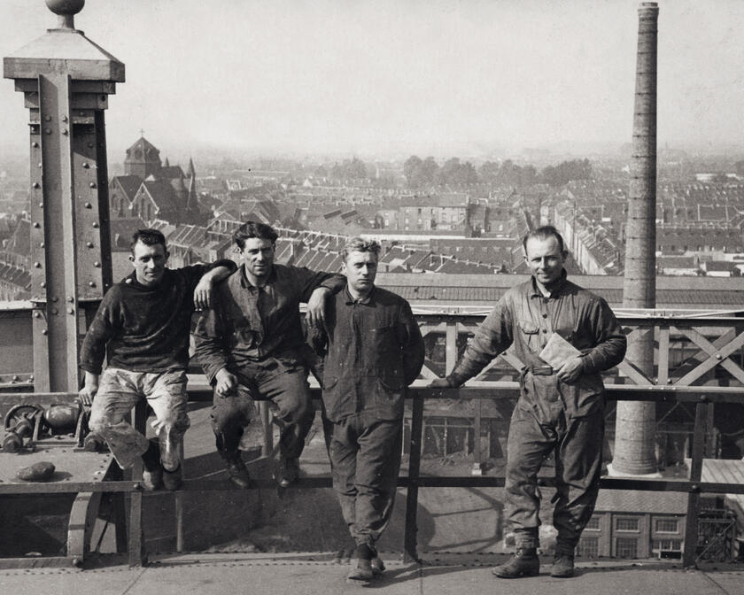 Workers on gasholders with view of Rabot, 1935, Amsab-ISG