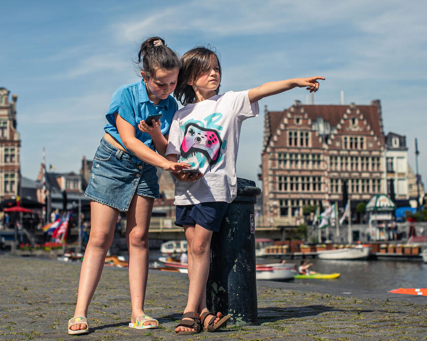 ©Stad Gent - Dienst Toerisme Twee kinderen tijdens de zoektocht Draakje Fosfor