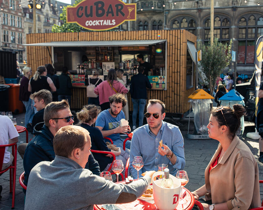 Mensen aan een tafeltje tijdens Gent Smaakt Festival