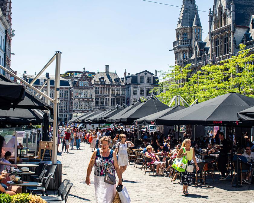 People shopping at Korenmarkt