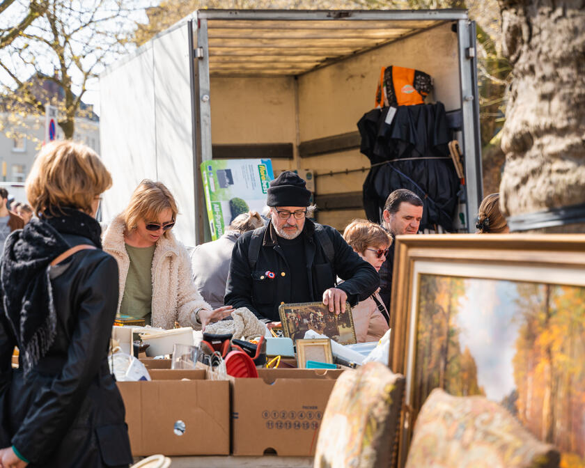 Bezoekers op zoek naar leuke spullen op de rommelmarkt