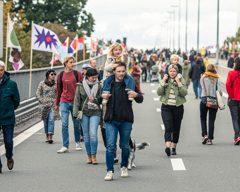 Menschen auf der Straße während des autofreien Sonntags