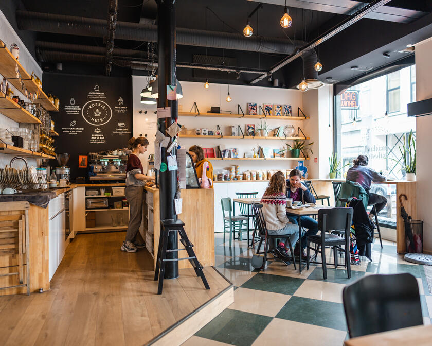 Personnes à une table dans un café