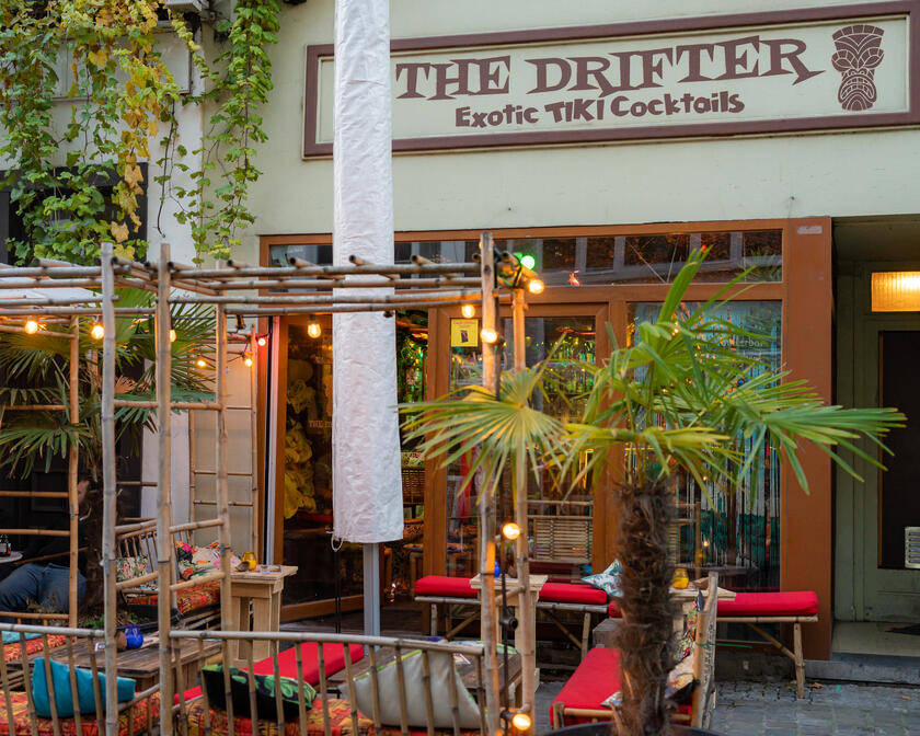 Terraza del bar de cócteles The Drifter