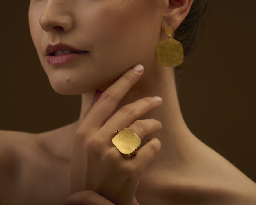 Model zeigt Ring mit passendem Ohrring