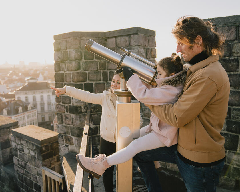 Une famille visitant le Château des Comtes