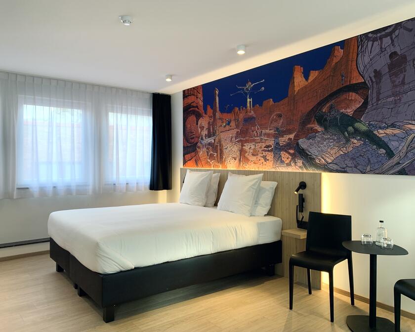 Zimmer mit Doppelbett, Kopfende aus Holz und Gemälde von Moebius 