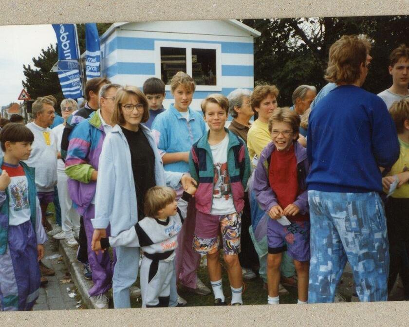 Groupe de jeunes en tenue des années 90