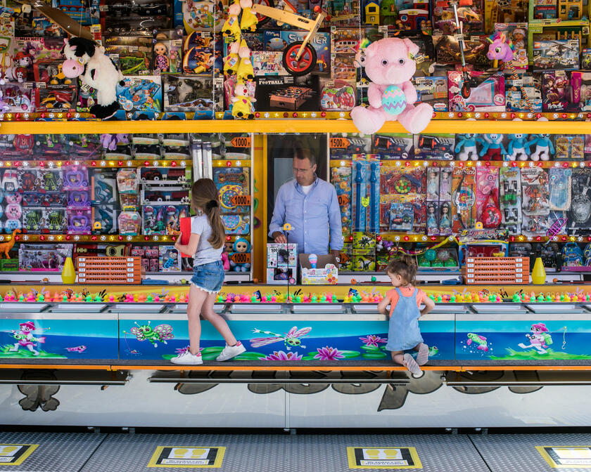 Deux enfants à la fête foraine