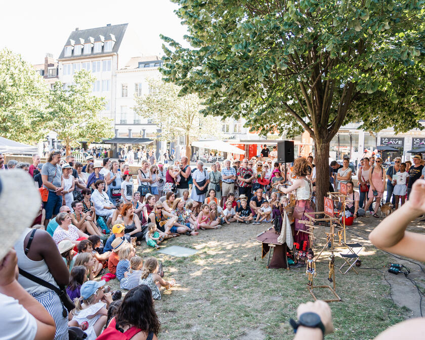 ©VisitGent Kinderen aan het kijken naar een act op de Gentse Feesten