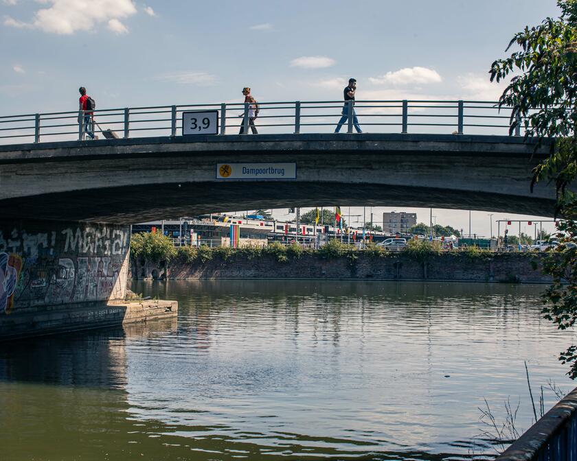 Drie wandelaars op de Dampoortbrug