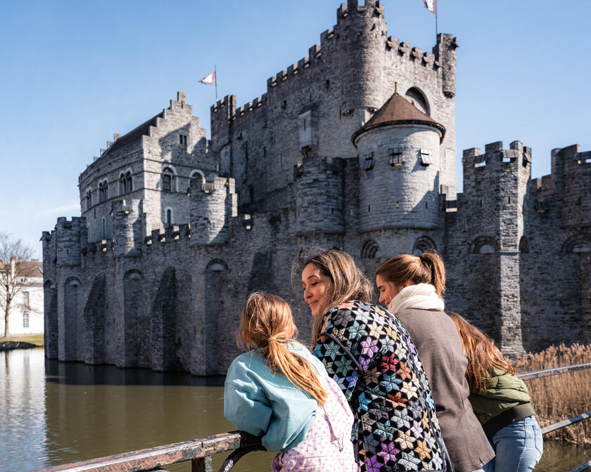 Tiany Kiriloff et ses filles regardent le château des comtes depuis un pont à Gand